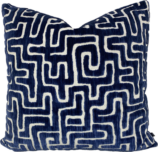 Throw pillow in Ebb & Flo/Navy by Fabricut